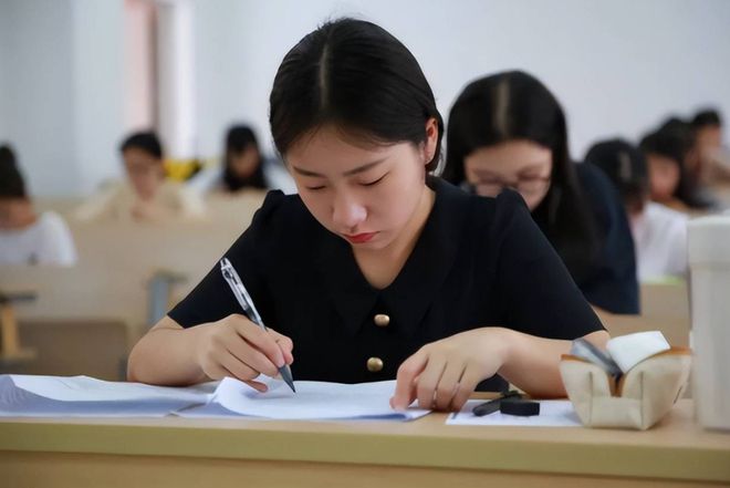 女生考公5年未上岸，患上精神分裂说自己是局长，家长是罪魁祸首插图7