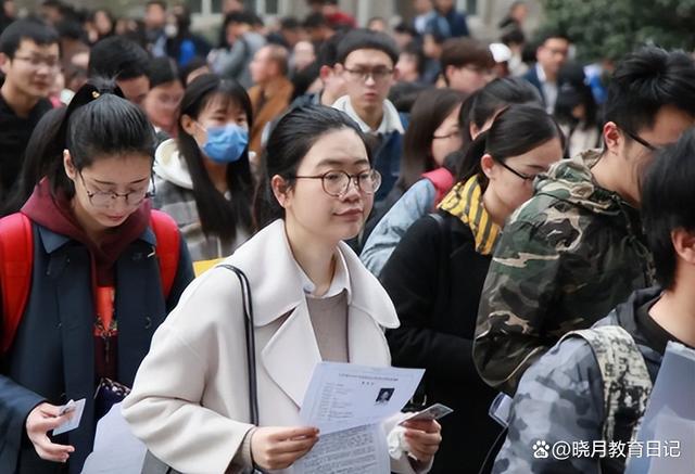 一次考公，让大学生看清人情冷暖：一听我上岸了，亲戚画风都变了插图